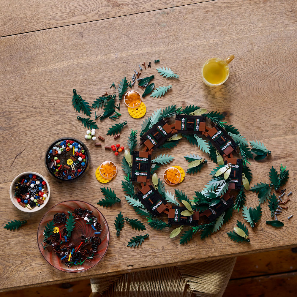LEGO Icons Wreath, Festive Home Decor Set 10340 - Image 7