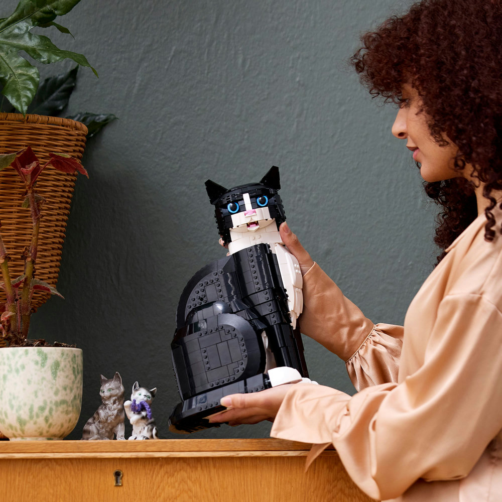 LEGO Ideas Tuxedo Cat, Gift Idea for Animal-Lovers 21349 - Image 10
