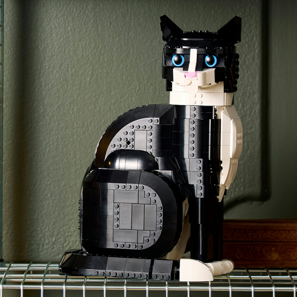 LEGO Ideas Tuxedo Cat, Gift Idea for Animal-Lovers 21349 - Image 11