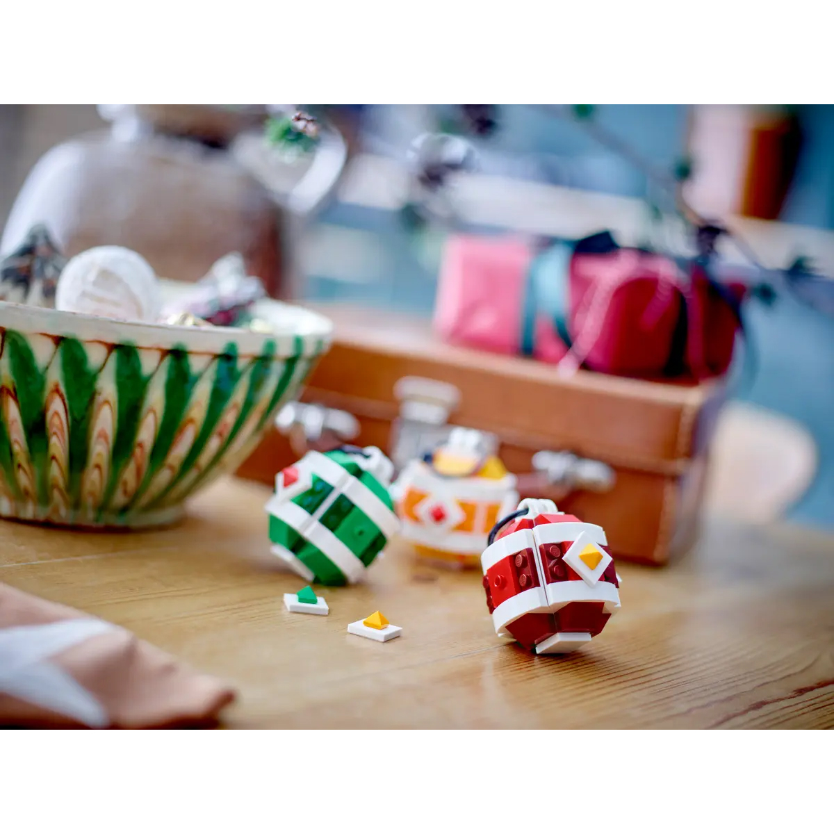 LEGO Seasonal Christmas Decor Set 40604 - Image 4