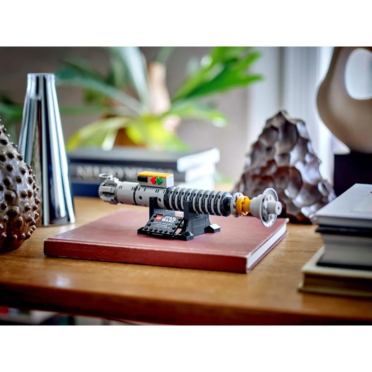 LEGO Star Wars Luke Skywalker's Lightsaber Promotional Set 40730 - Image 3