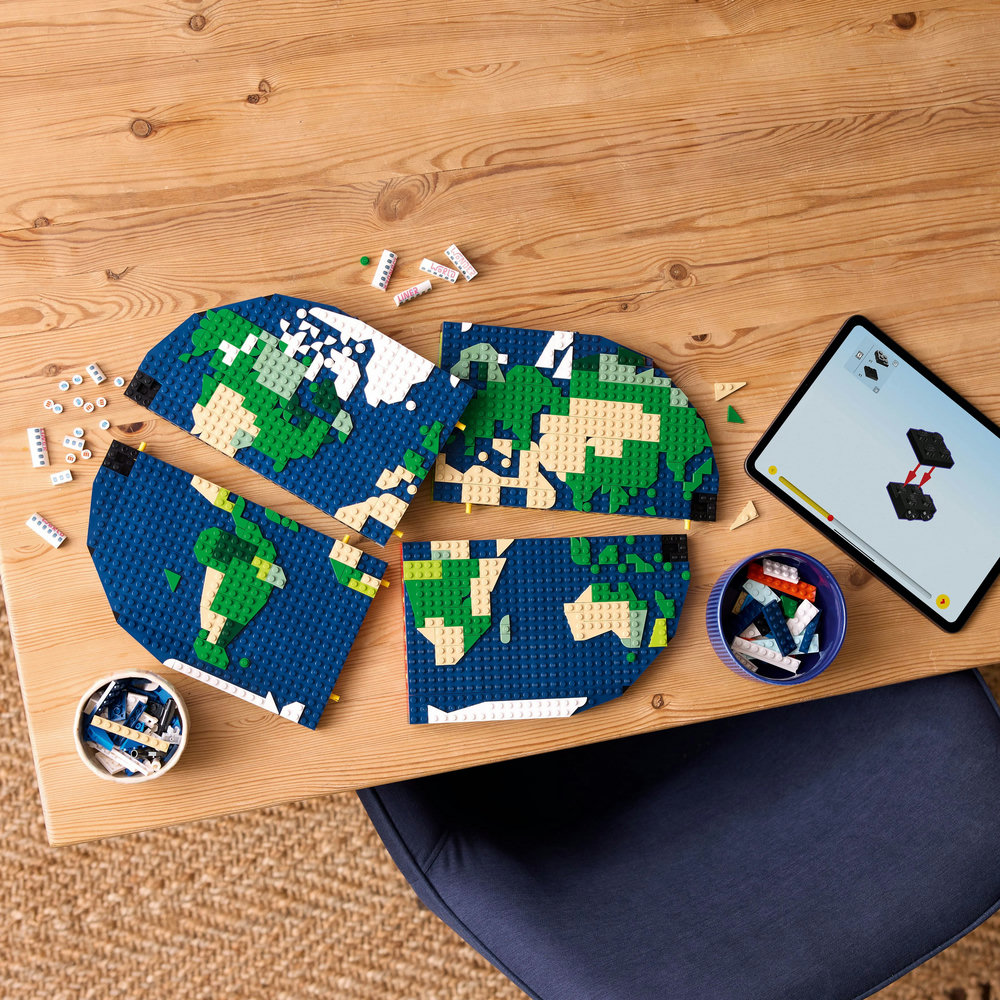 LEGO Family Travel Moments World Map Toy Set 41838 - Image 7