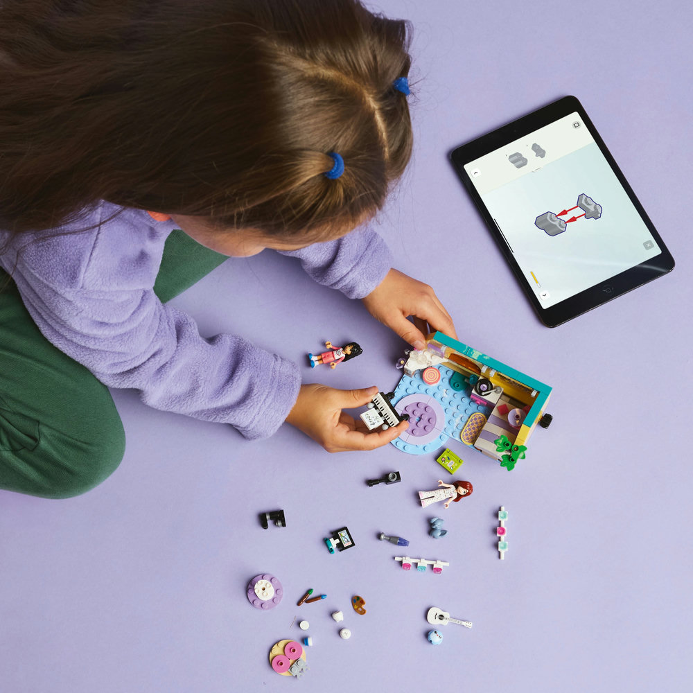 LEGO Friends Paisley’s Room Pretend Play Bedroom Playset 42647 - Image 7