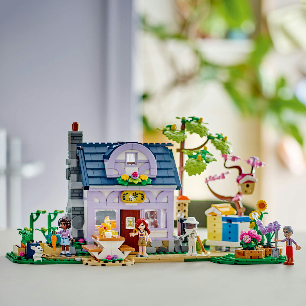 LEGO Friends Beekeepers’ House and Flower Garden Building Kit 42669 - Image 12