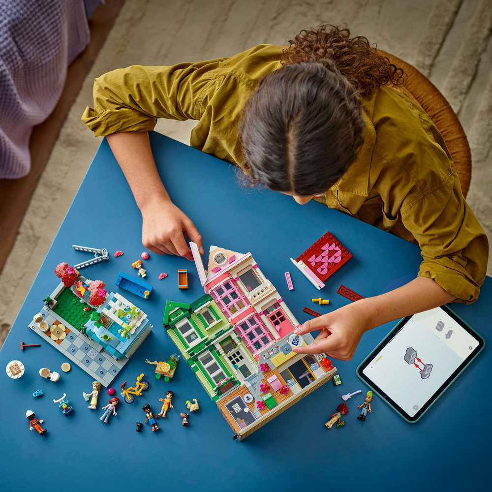 LEGO Friends Heartlake City Apartments and Shops Model Kit 42670 - Image 7