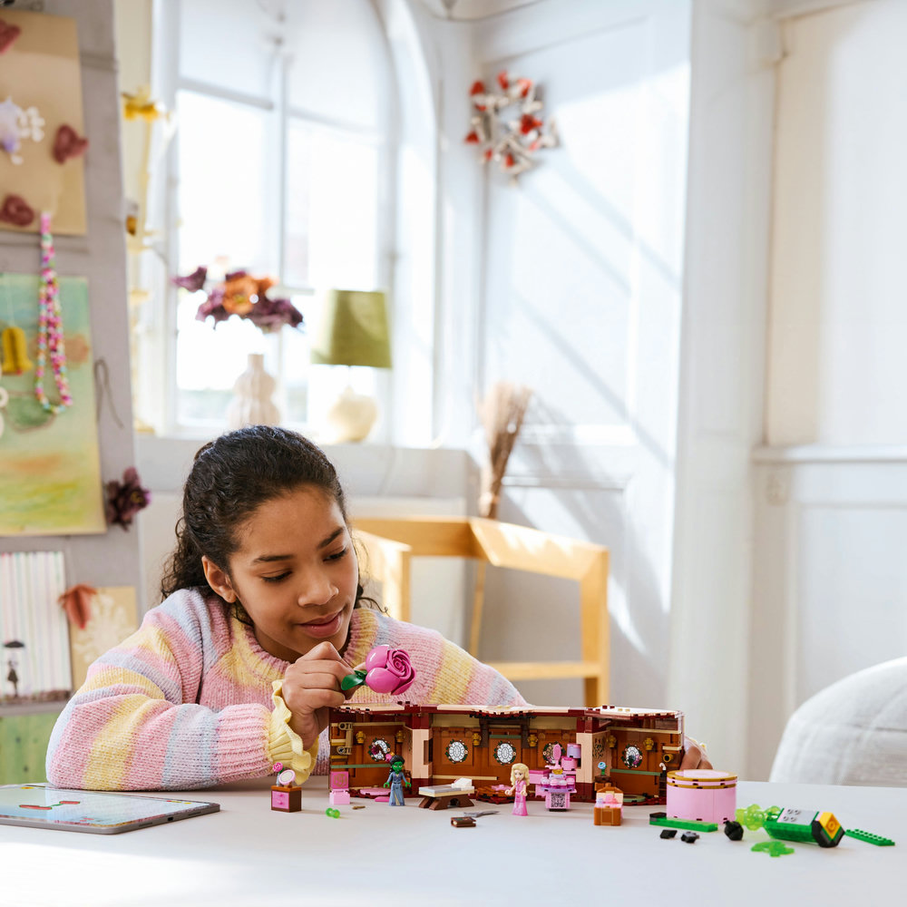 LEGO Wicked Glinda & Elphaba’s Dormitory Set 75683 - Image 7