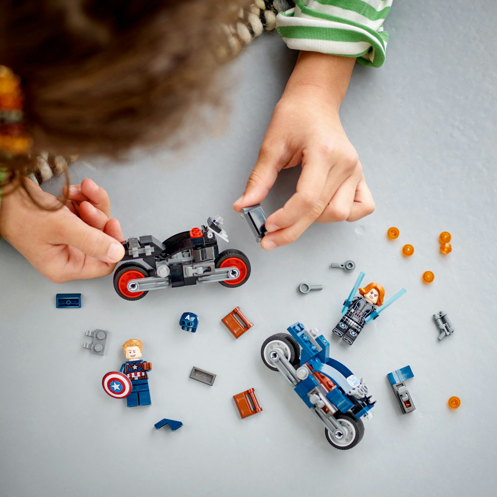 LEGO Marvel Black Widow & Captain America Motorcycles 76260 (130 Pieces) - Image 3