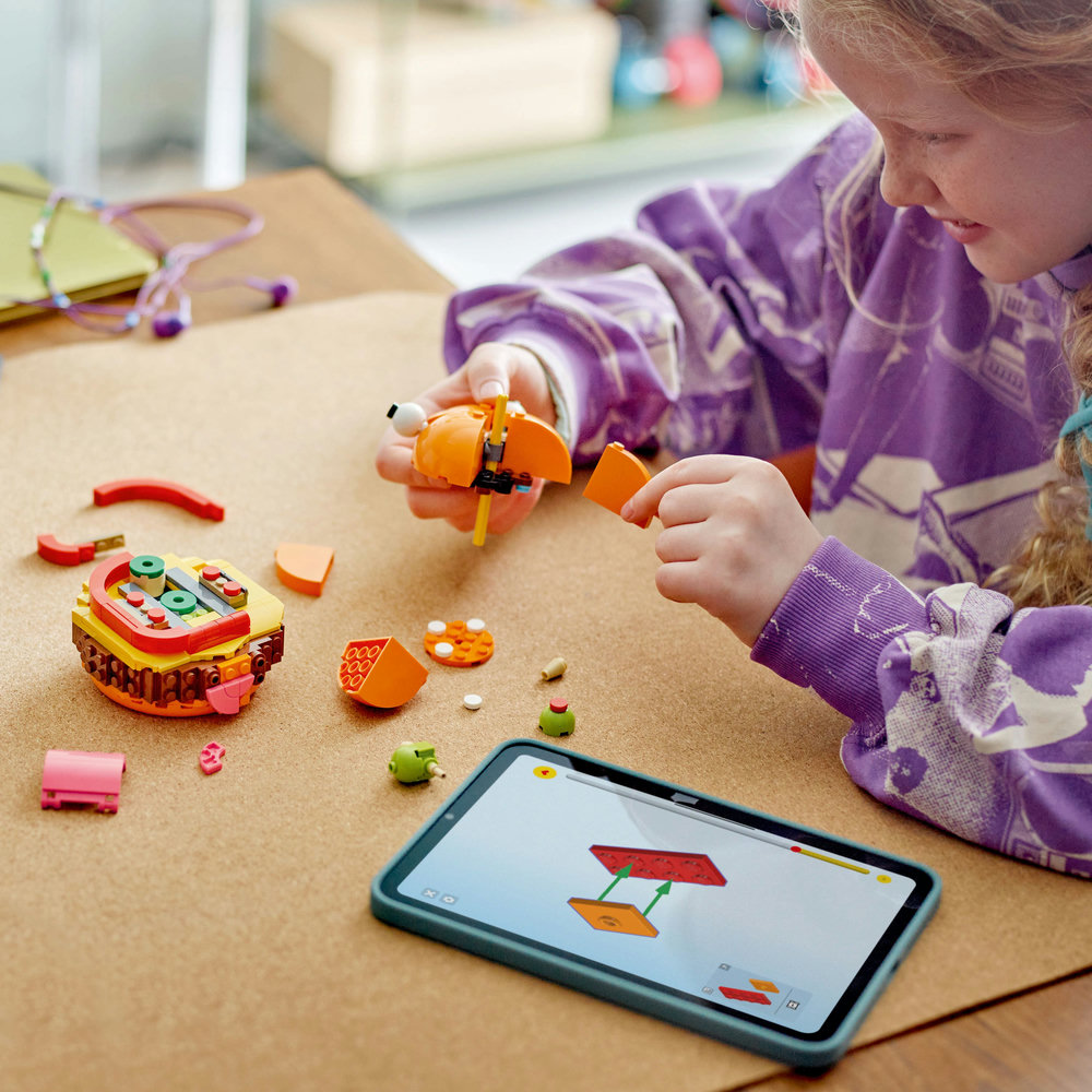 LEGO Fortnite Durrr Burger Building Toy Set 77070 - Image 11