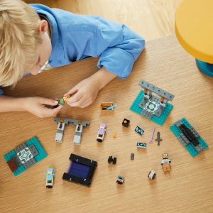 LEGO Minecraft The Armoury Building Adventure Set 21252 (203 Pieces) - Image 7