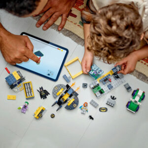 LEGO DC Batman The Batcave with Batman, Batgirl & The Joker 76272 - Image 7