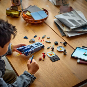 LEGO DC Batman: Batman with the Batmobile vs. Harley Quinn & Mr. Freeze 76274 - Image 7