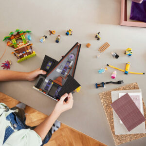 LEGO Despicable Me 4 Minions and Gru's Family Mansion 75583 - Image 7